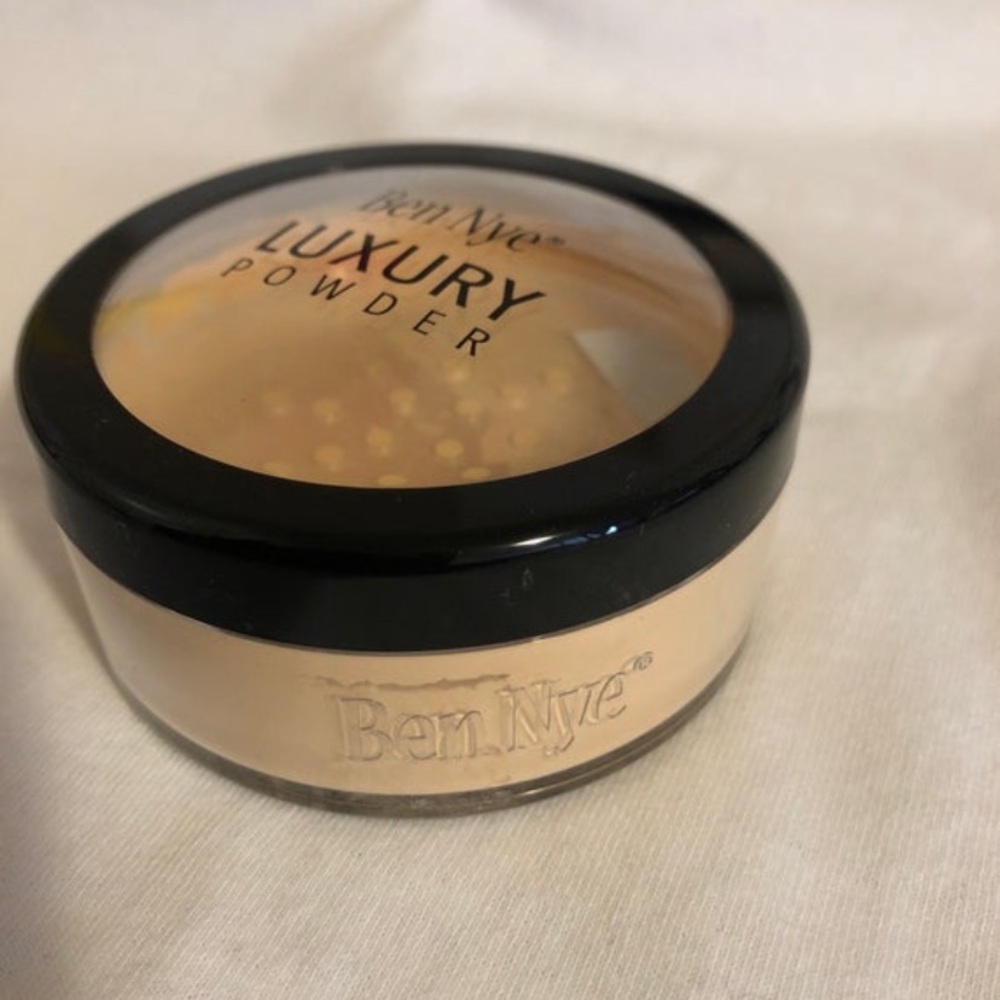 Ben Nye Banana Luxury Powder,highlighting powder